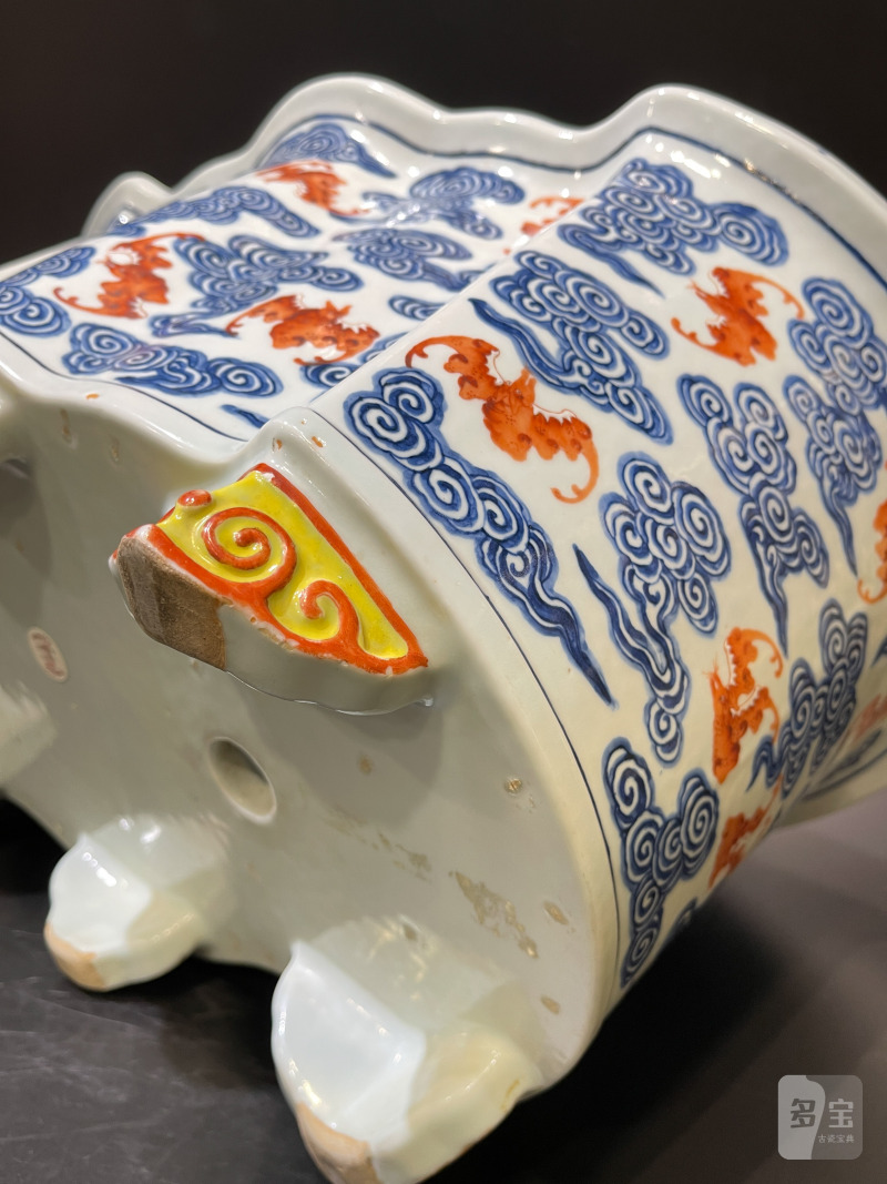 清光绪 青花矾红云蝠纹蝠形大花盆 - 图17